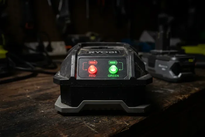 Chargeur Ryobi clignote rouge et vert : causes et solutions